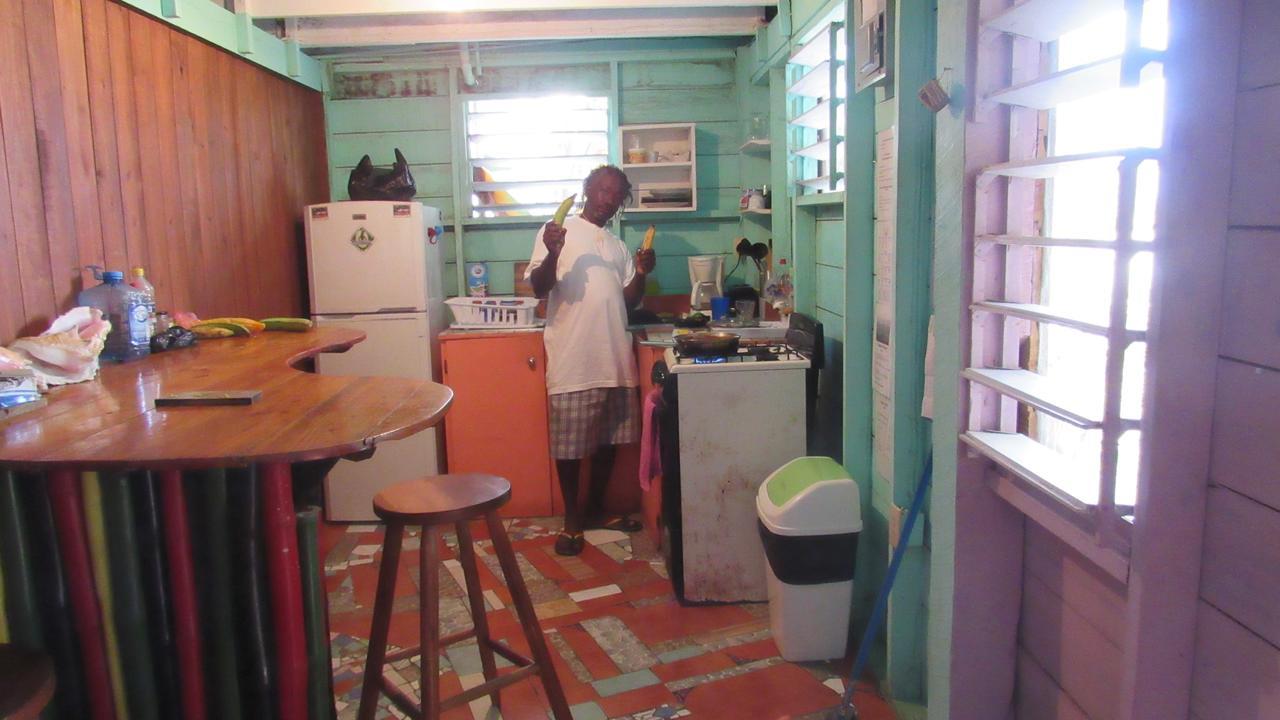 Anda Di Hows Hostel Placencia Εξωτερικό φωτογραφία